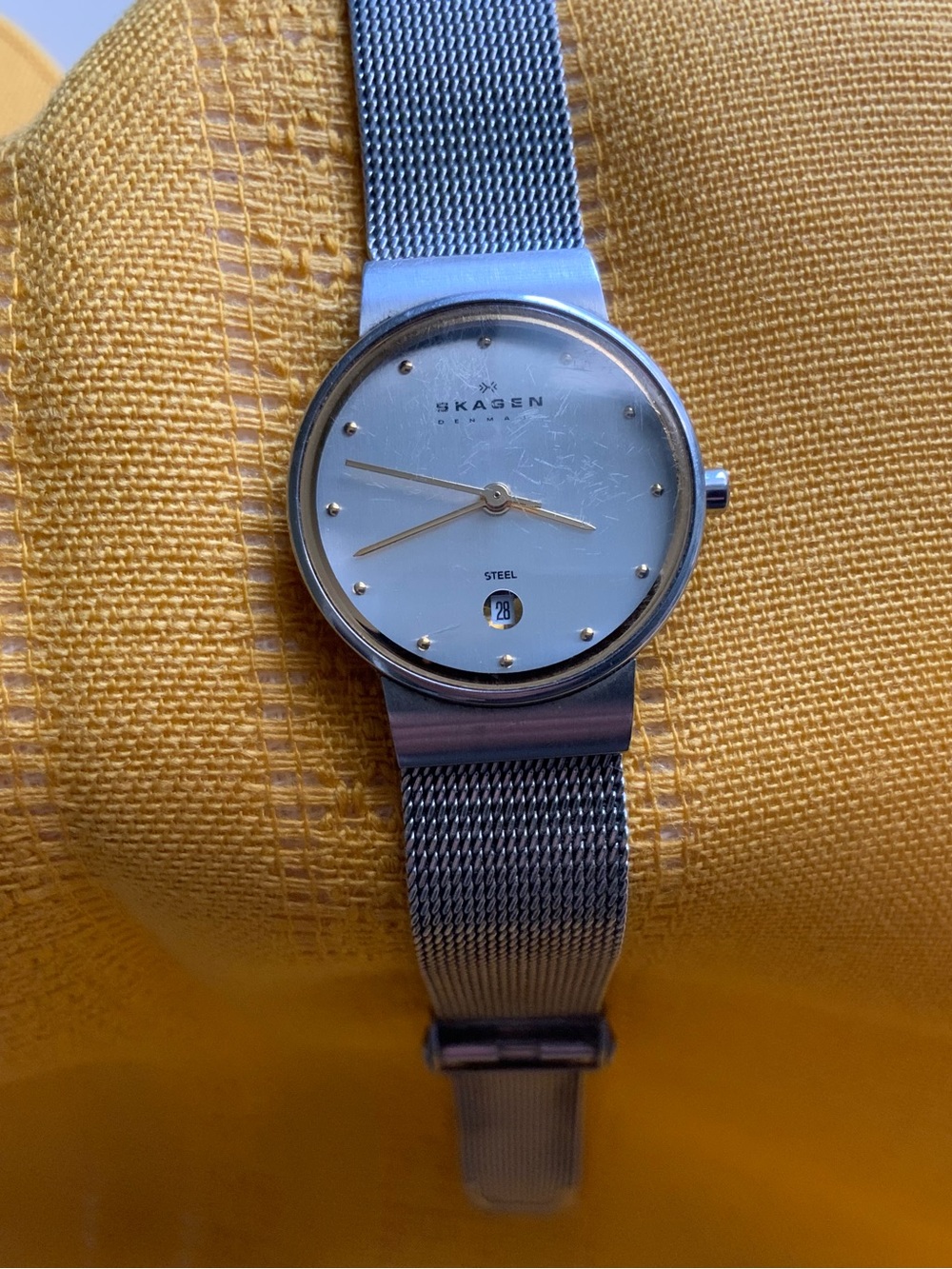 Skagen Ancher/Classic Two-Tone Watch (Model 355SSGS) WORKS PERFECTLY